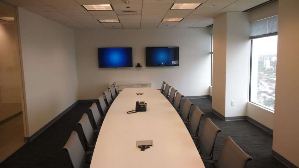 پوشش فضای اتاق کنفرانس با نمایشگر دوگانه با کیفیت تصویر 1080p Full HD